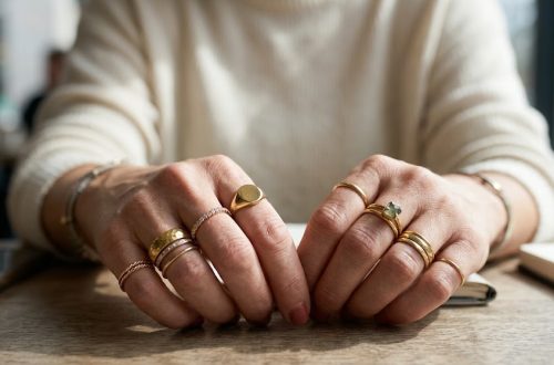 Gaya Stacked Ring Lagi Hits! Ini Cara Padu Padan Cincin Emas Agar Makin Modis